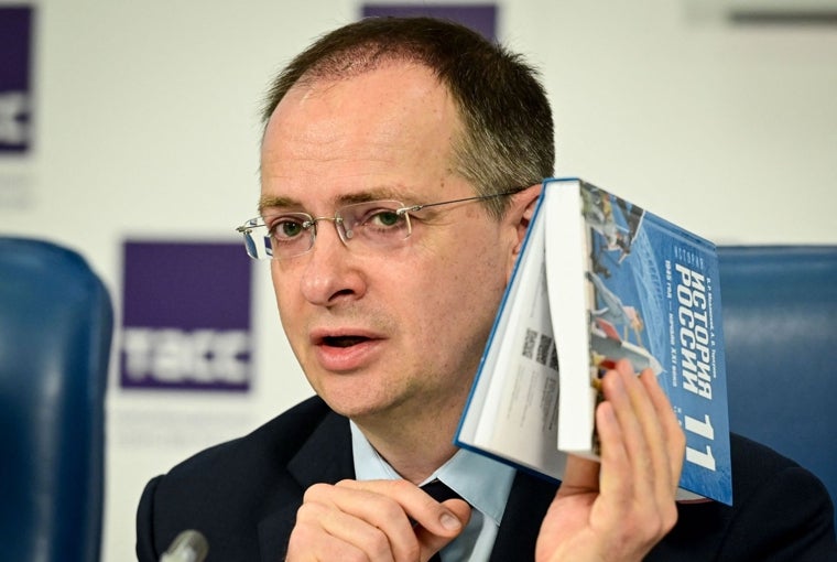 Medinski presentando su libro texto para estudiantes de secundaria sobre historia mundial general e historia de Rusia
