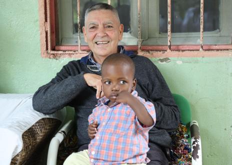 Imagen secundaria 1 - Más de 30.000 niños viven en las calles de la capital del Congo. El padre Hugo cuida a más de 400 en su orfanato