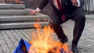 Un eurodiputado polaco arranca la bandera de la UE del Parlamento y la quema: «¡Abajo el eurocomunismo!»