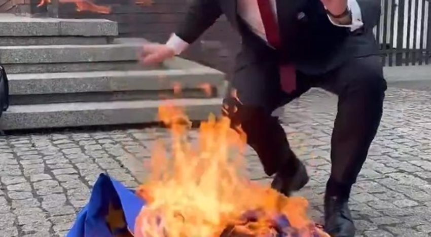 Un eurodiputado polaco arranca la bandera de la UE del Parlamento y la quema: «¡Abajo el eurocomunismo!»