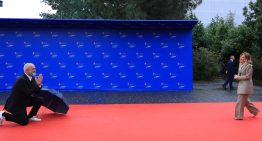 El primer ministro de Albania recibe a Meloni rodilla en tierra en la cumbre de líderes de Tirana