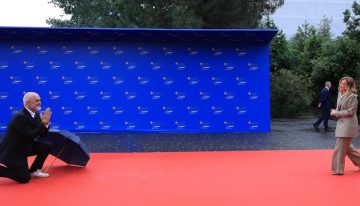 El primer ministro de Albania recibe a Meloni rodilla en tierra en la cumbre de líderes de Tirana