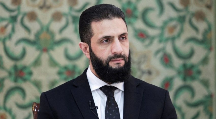 ¿Por qué usa un traje de talla más grande el nuevo presidente de Siria?