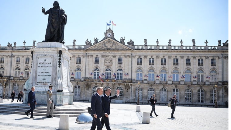 El presidente francés, Emmanuel Macron (d), y el primer ministro polaco, Donald Tusk (i), llegan a la plaza Stanislas de Nancy