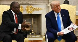 Otro tenso desencuentro en el Despacho Oval: Trump muestra fosas y acusa al presidente de Sudáfrica de «genocidio»