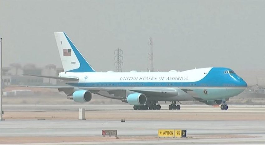 Trump llega a Arabia Saudí en busca de grandes acuerdos económicos