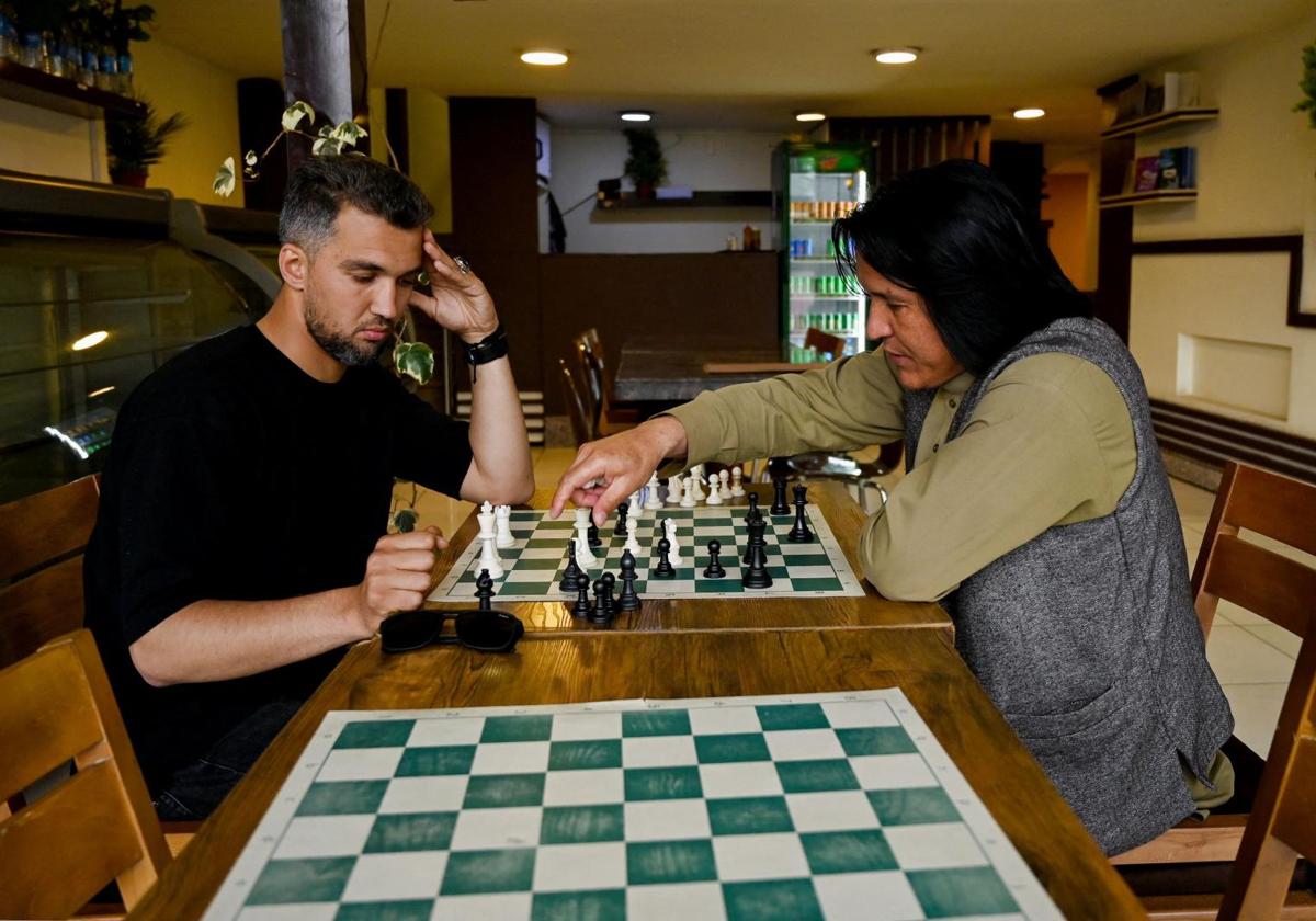 Dos hombres jugando al ajedrez en una cafeterÃa de Kabul