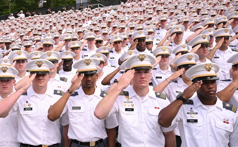 Imagen principal - En la primera foto: soldados del Ejército de EE.UU. en la ceremonia de graduación en la Academia Militar de West Point. En la segunda, Trump posa junto a una cadete. El presidente estadounidense asiste al acto de graduación