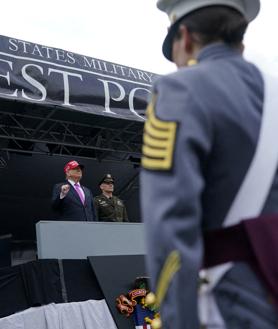 Imagen secundaria 2 - En la primera foto: soldados del Ejército de EE.UU. en la ceremonia de graduación en la Academia Militar de West Point. En la segunda, Trump posa junto a una cadete. El presidente estadounidense asiste al acto de graduación