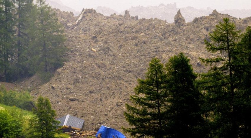 El derrumbe de un glaciar genera una avalancha que sepulta un pueblo suizo, hay un desaparecido