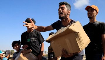 Miles de gazatíes hambrientos asaltan un punto de reparto de ayuda de la nueva fundación que reemplaza a la ONU