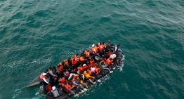 Muere un inmigrante y más de 60 son rescatados tras hundirse una embarcación en el canal de la Mancha