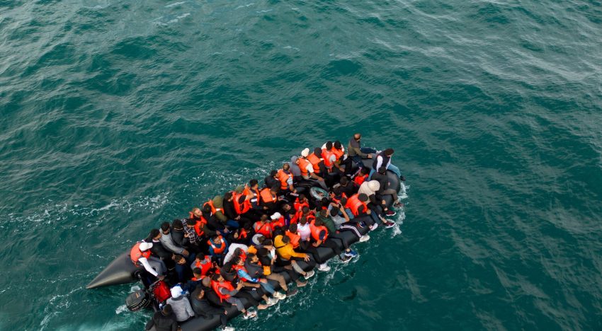 Muere un inmigrante y más de 60 son rescatados tras hundirse una embarcación en el canal de la Mancha