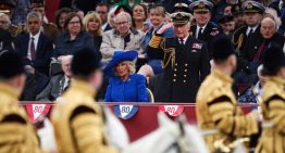 El rey Carlos III y la reina Camila encabezan en Londres el desfile militar por el 80º aniversario del Día de la Victoria