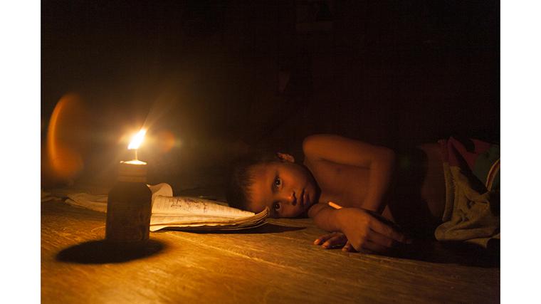 Chocó, Colombia. Un niño indígena Embera estudia a la luz de una vela en una comunidad sin acceso regular a electricidad. Usaid apoyaba diversos programas de desarrollo en territorios rurales e indígenas como este. Con el fin de la financiación, muchas de estas iniciativas han sido interrumpidas o desmanteladas
