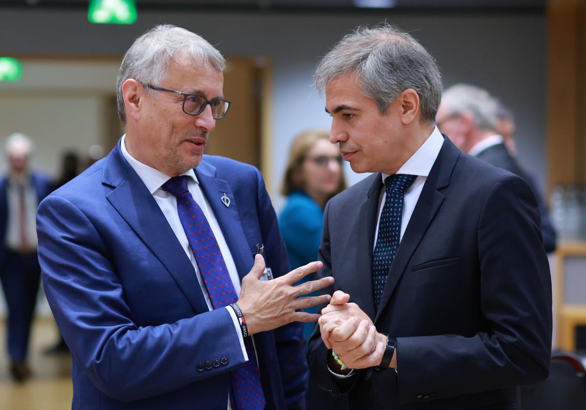 El ministro checo de Asuntos Europeos, Martin Dvorak, conversa con el secretario de Estado español para la UE, Fernando Sampedro Marcos