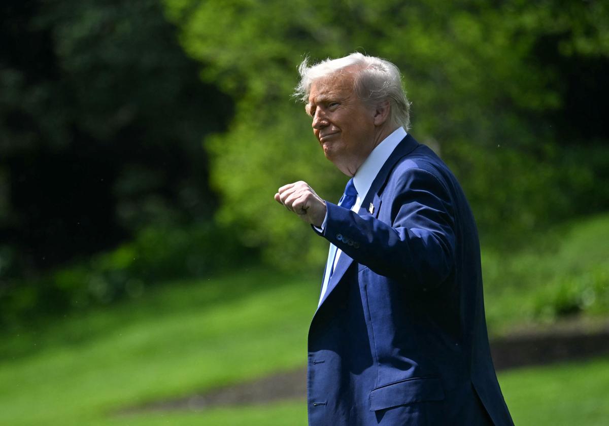Donald Trump saluda en la Casa Blanca, este lunes