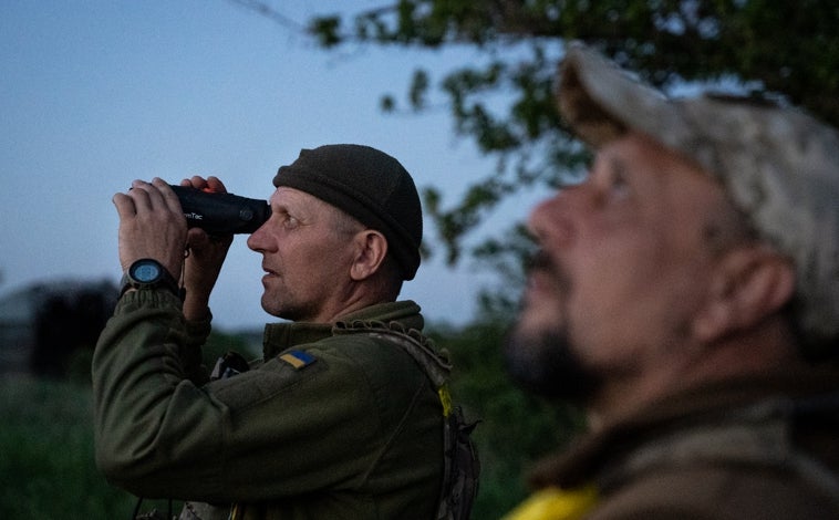 Imagen principal - Arriba, Vitaliy y Fiodor observan el cielo en busca de drones, que apenas valen 15.000 euros frente a la millonada que cuestan los misiles. Debajo, preparados para neutralizarlos, tras hacer un segumiento de los aparatos en la tableta