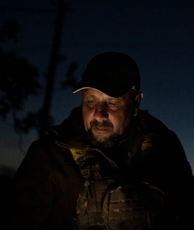 Imagen secundaria 2 - Arriba, Vitaliy y Fiodor observan el cielo en busca de drones, que apenas valen 15.000 euros frente a la millonada que cuestan los misiles. Debajo, preparados para neutralizarlos, tras hacer un segumiento de los aparatos en la tableta
