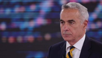 El político rumano de derecha radical Calin Georgescu anuncia su retirada