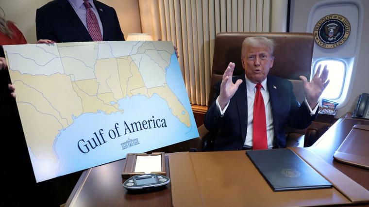 Trump, con un cartel que nombra «golfo de América» al golfo de México