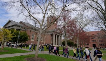 Trump vuelve a cargar contra Harvard con un recorte de 450 millones de dólares