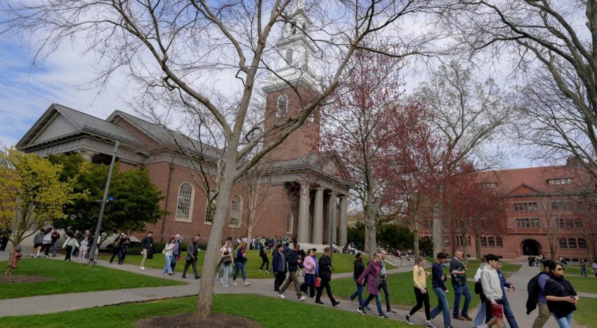 Trump vuelve a cargar contra Harvard con un recorte de 450 millones de dólares