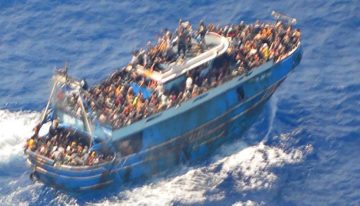 Diecisiete miembros de la Guardia Costera de Grecia, procesados por el naufragio de inmigrantes más mortífero del país