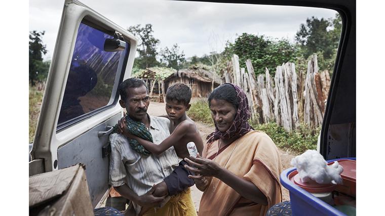 Chhattisgarh, India. Un equipo médico rural atiende a pobladores en una aldea remota del estado. Con la suspensión del apoyo financiero de Usaid, muchas comunidades han quedado sin cobertura sanitaria básica