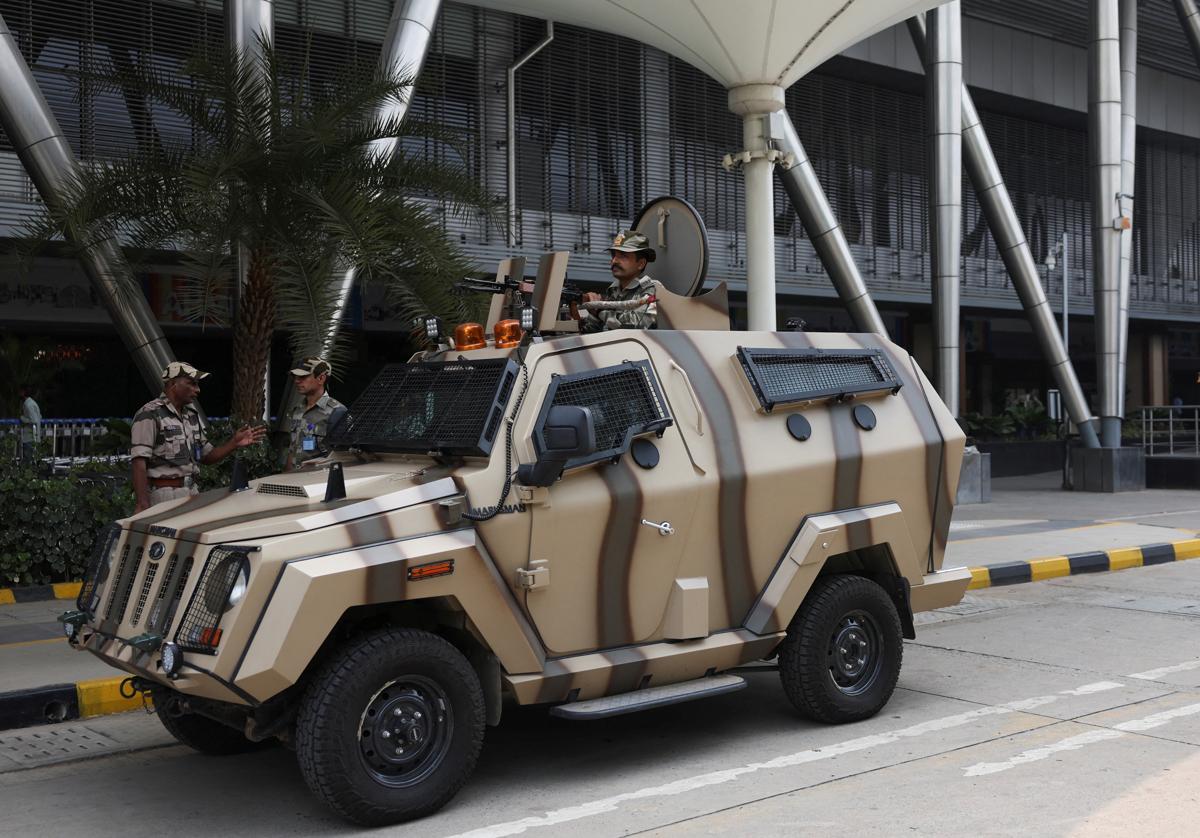 Fuerzas militares indias custodian el aeropuerto de Ahmedabad