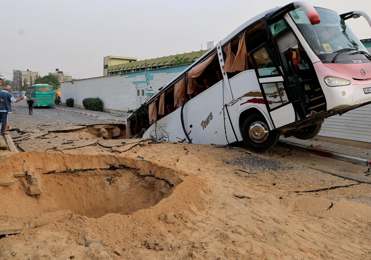 Palestinos inspeccionan los daños del bombardeo israelí en Jan Yunis