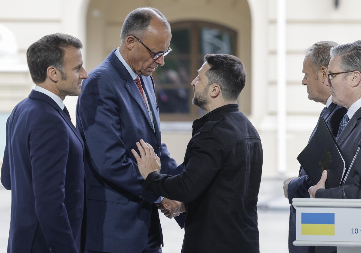 El canciller alemán Friedrich Merz y Zelenski se saludan