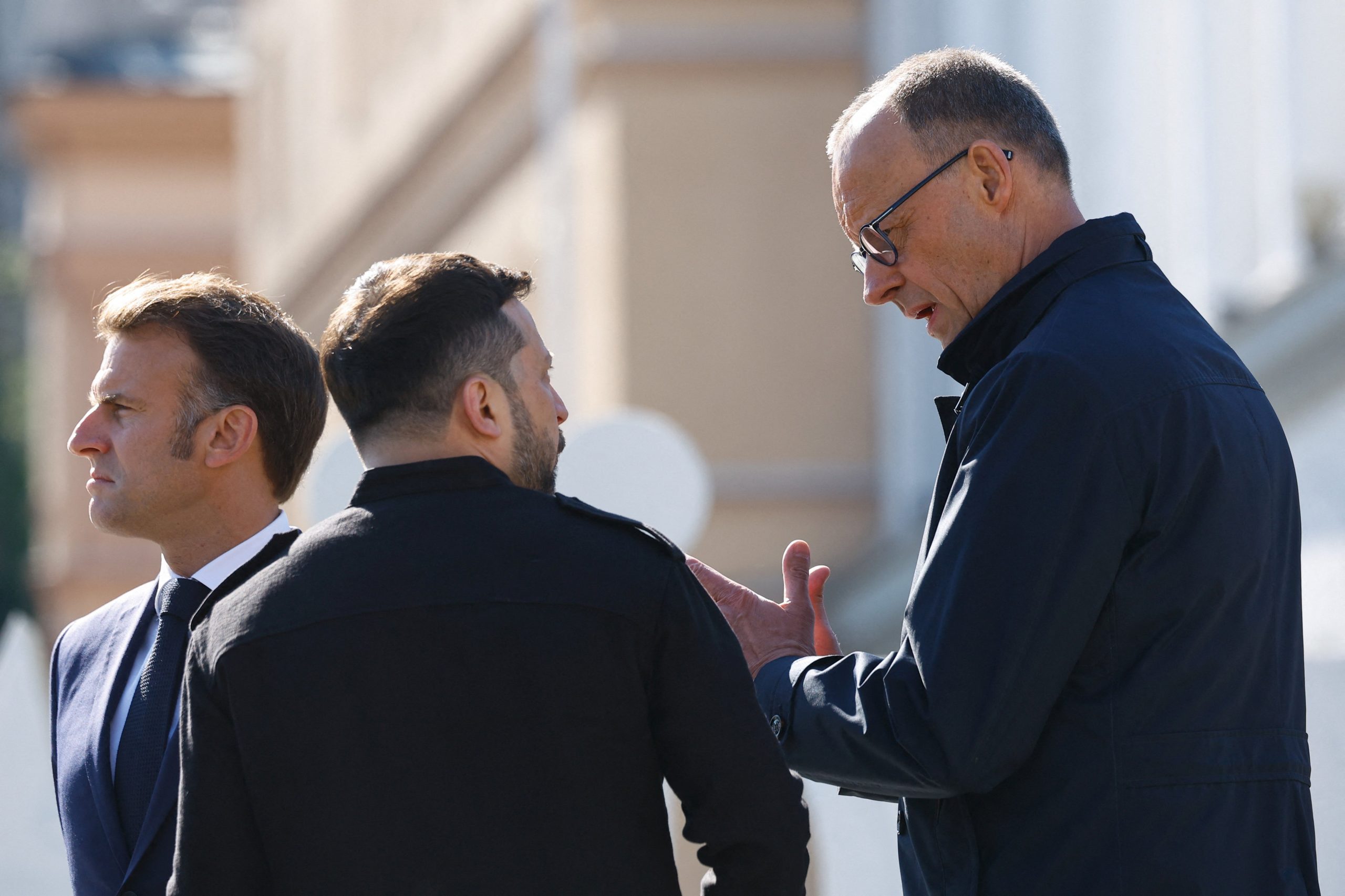 El canciller alemán, Friedrich Merz, conversa con el presdiente ucraniano, Volodímir Zelenski