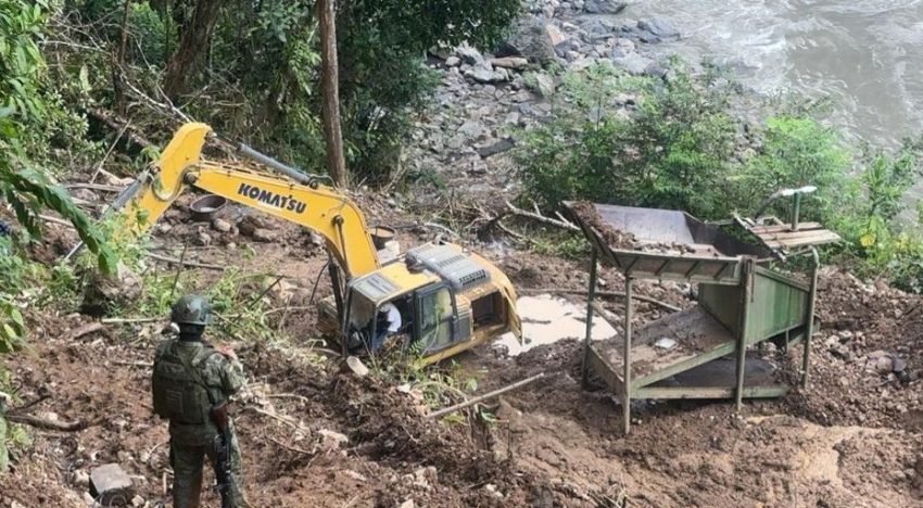 Una disidencia colombiana de la FARC mata a once militares en Ecuador