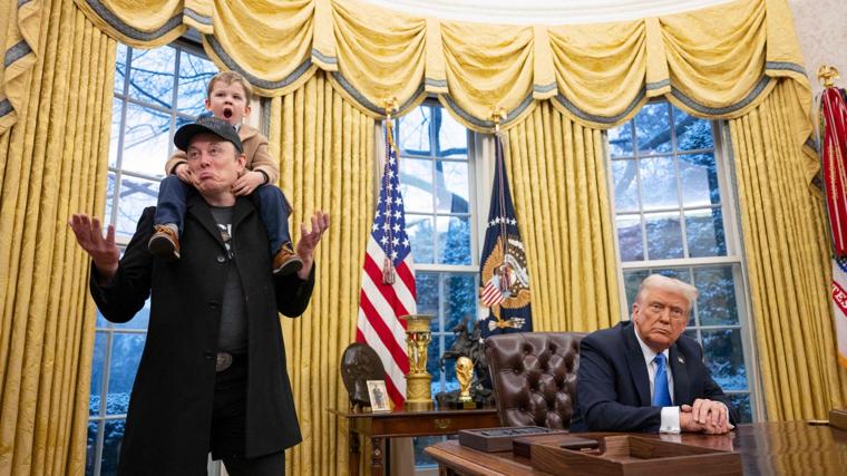 El director ejecutivo de Tesla y SpaceX, Elon Musk, junto a su hijo X Æ A-Xii, acompañan al presidente de los Estados Unidos, Donald Trump, mientras firma ordenes ejecutivas