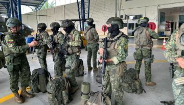 Mueren siete presuntos delincuentes y un policía durante un operativo en Ecuador