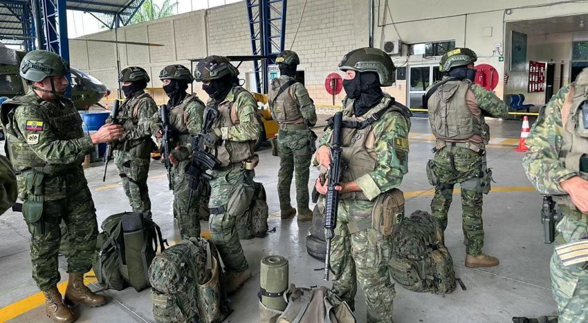 Mueren siete presuntos delincuentes y un policía durante un operativo en Ecuador