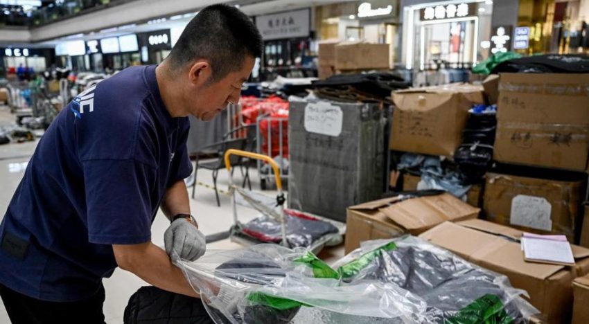 EE.UU. reducirá al 54% desde el 120% el arancel para los pequeños paquetes procedentes de China