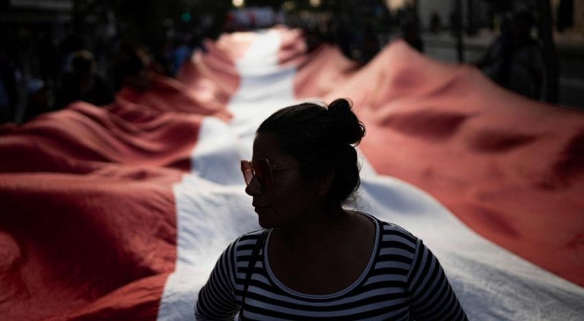 El primer ministro de Perú renuncia para evitar las mociones de censura tras el asesinato de 13 mineros