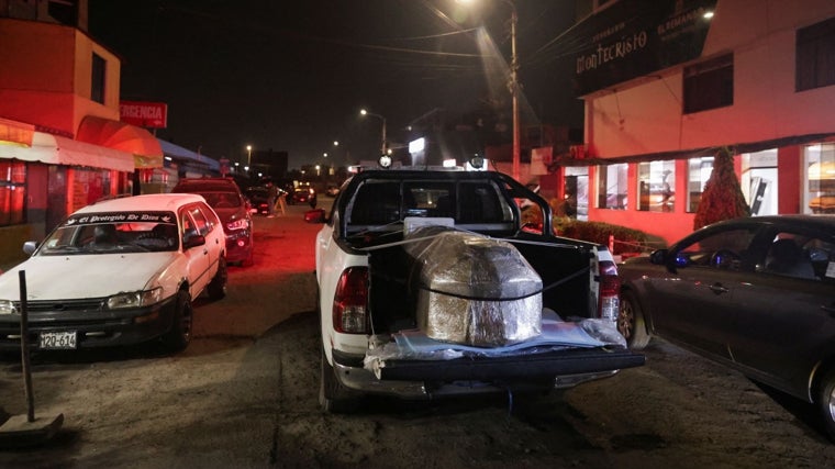 Una camioneta transporta el ataúd de Darwin Cobenas Panta, de 31 años, uno de los mineros secuestrados y asesinados