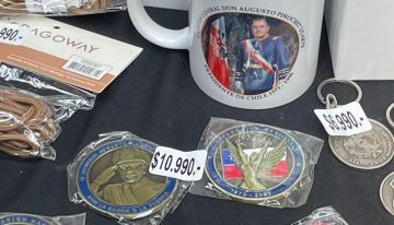 Venta de souvenirs sobre Augusto Pinochet pone en aprietos al Ejército de Chile