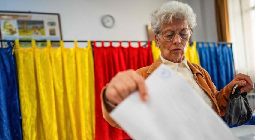 Los rumanos acuden a votar en la repetición de las presidenciales, pero con una participación más baja