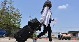 Mil dólares por abandonar el 'sueño americano': arrancan los vuelos de autodeportación de Trump