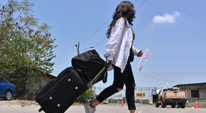 Mil dólares por abandonar el 'sueño americano': arrancan los vuelos de autodeportación de Trump