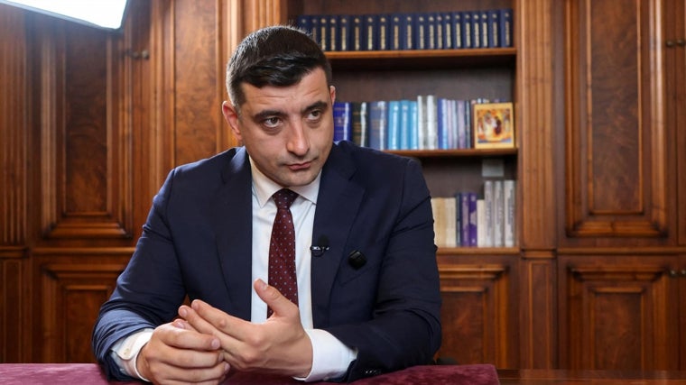 Simion durante una entrevista