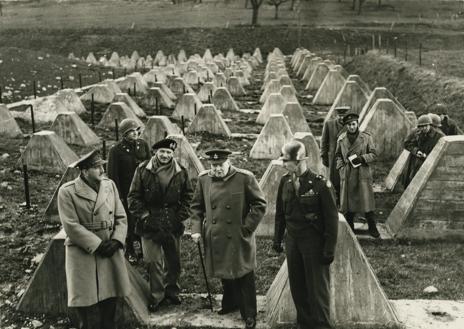 Imagen secundaria 1 - Los mariscales británico y soviétocos, Montgomery, Zhukov y Tedder, junto al general Eisenhower brindando en Fráncfort tras la firma de la rendición alemana en Reims, en la primera imagen. Segunda foto: Churchill en el frente, visitando la linea Siegfried. En la tercera imagen, un soldado soviético observa el edificio del Reichstag destruido