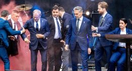 Donald Tusk y Dick Esjof, desalojados de un evento por el aniversario de la Segunda Guerra Mundial por el lanzamiento de bombas de humo