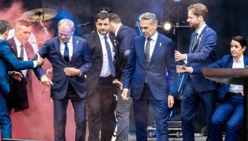 Donald Tusk y Dick Esjof, desalojados de un evento por el aniversario de la Segunda Guerra Mundial por el lanzamiento de bombas de humo