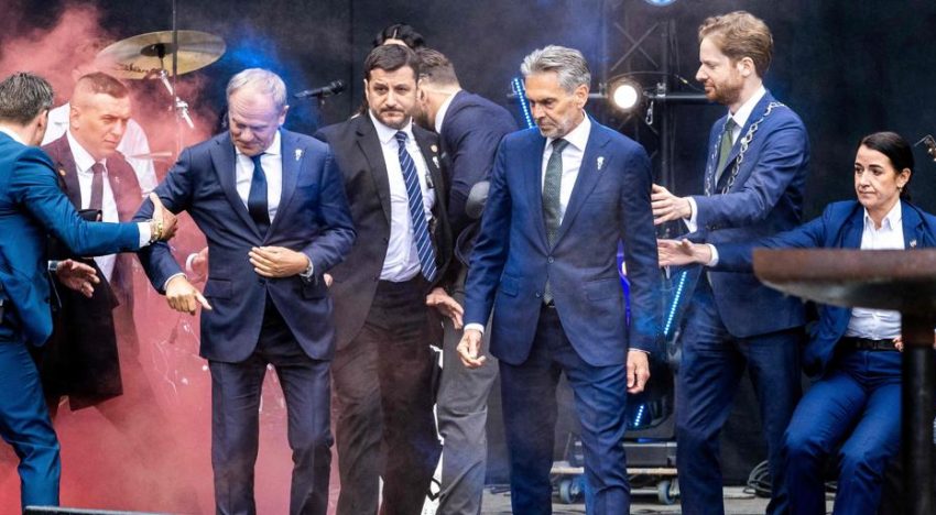 Donald Tusk y Dick Esjof, desalojados de un evento por el aniversario de la Segunda Guerra Mundial por el lanzamiento de bombas de humo