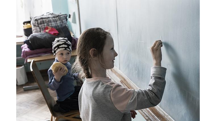 Lviv, Ucrania. Niños desplazados por la guerra asisten a un centro de atención temporal apoyado por Usaid. El cierre de programas financiados por la agencia estadounidense pone en riesgo la continuidad de este tipo de espacios educativos y de protección para menores